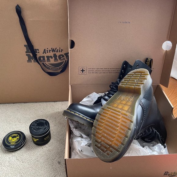 Doc Martens 1490, smooth black. Barely worn. Box, receipt, and leather care - Picture 2 of 6
